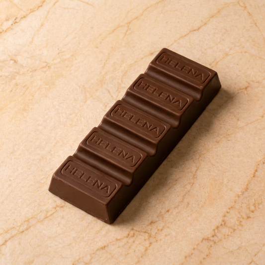 Primer plano de la barra de chocolate Helena sobre mármol crema