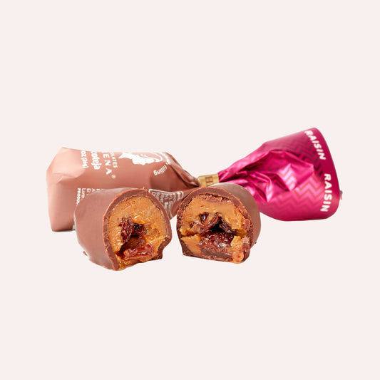 Raisin chocoteja bonbon - Peruvian chocolate specialty with rum-soaked raisins and dulce de leche filling